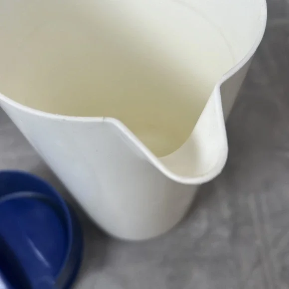 Vintage Pillsbury Doughboy 80 oz White Plastic Pitcher W/ Blue Lid - Picture 10 of 10